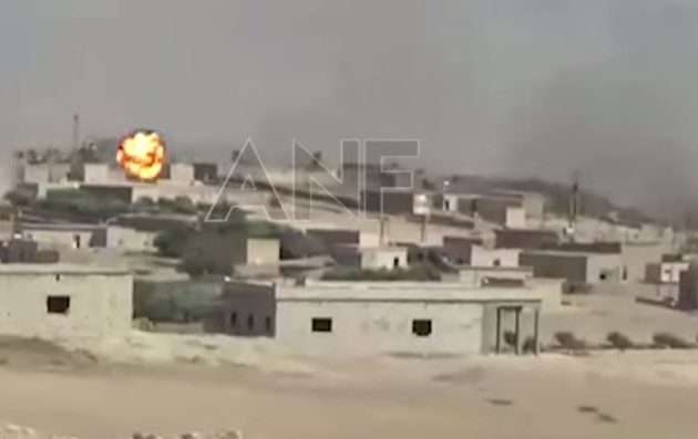 Κούρδοι και Αμερικανοί βομβαρδίζουν χωριό με τζιχαντιστές στη Συρία (βίντεο)