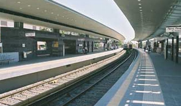 Περισσός: Άνδρας πήδηξε στις γραμμές του ηλεκτρικού και άρχισε να… περπατάει