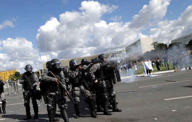 Έκρυθμη η κατάσταση στη Βραζιλία: Στους δρόμους ο στρατός, συγκρούσεις με διαδηλωτές (φωτο)