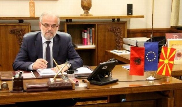 Ο Ταλάτ Τζαφέρι έβαλε την αλβανική σημαία στο γραφείο του Προέδρου της Βουλής στα Σκόπια