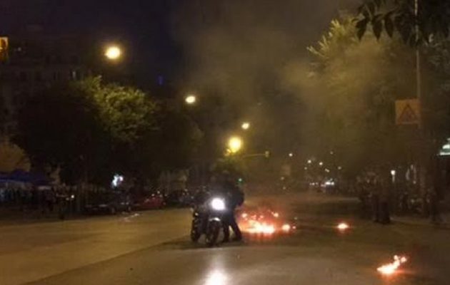 Θεσσαλονίκη: Αντιεξουσιαστές χτύπησαν αστυνομικό και έκαψαν τη μηχανή του (βίντεο)