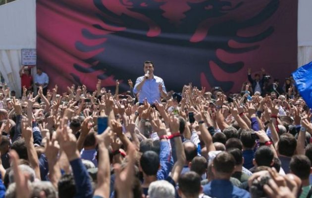 Μεγαλειώδες συλλαλητήριο στα Τίρανα για να παραιτηθεί από πρωθυπουργός ο Ράμα