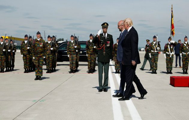 Mε αυστηρά μηνύματα  στους συμμάχους του ΝΑΤΟ έφτασε στις Βρυξέλλες ο Τραμπ