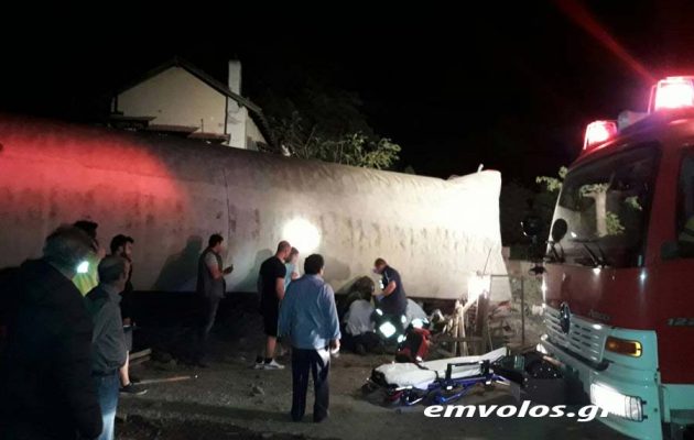 Εκτροχιάστηκε τρένο έξω από τη Θεσσαλονίκη – Η μηχανή καρφώθηκε σε σπίτι (φωτο)