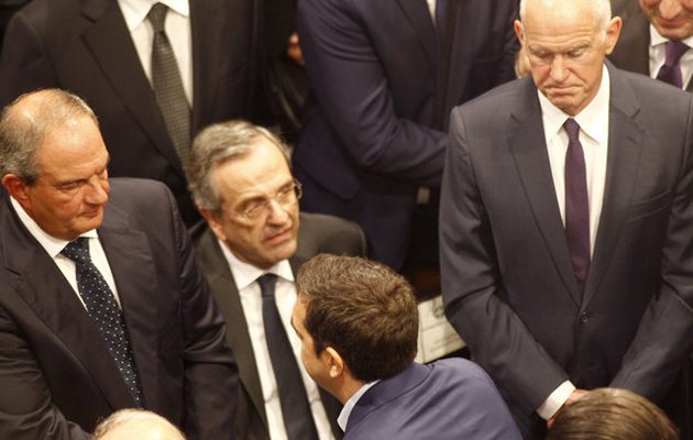 Ιστορική φωτογραφία: O K. Μητσοτάκης ένωσε μπροστά στο φέρετρο τέσσερις πρωθυπουργούς