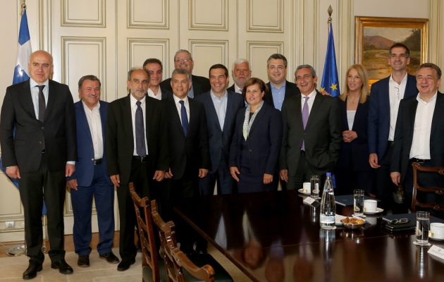 Τσίπρας στους περιφερειάρχες: Να σχεδιάσουμε με νηφαλιότητα την επόμενη μέρα