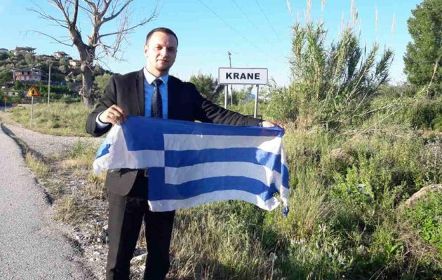 Η ισλαμιστική συμμορία του Ταχίρ Βέλιου βεβήλωσε ελληνική σημαία και μνημείο στο Δέλβινο