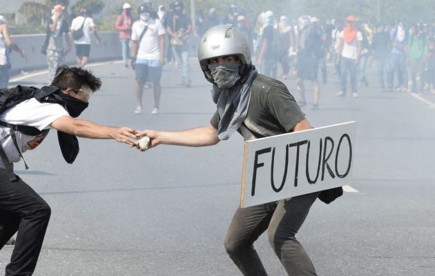 Βενεζουέλα: Νέες ταραχές και δύο ακόμα νεκροί στην “πορεία των περιττωμάτων” (βίντεο)