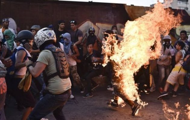 ΣΟΚ: Διαδηλωτές στη Βενεζουέλα προσπάθησαν να κάψουν ζωντανό νεαρό (βίντεο)