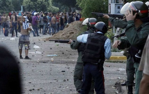 Χάος στη Βενεζουέλα: Εν ψυχρώ δολοφονία φοιτητή – Θωρακισμένο όχημα παρέσυρε διαδηλωτές (βίντεο)