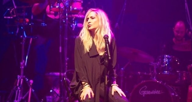 Πλουσιόπαιδα έκαναν “σαλούν” το κέντρο που τραγουδά η Βίσση – Η σταρ φυγαδεύτηκε επειδή έβρεχε καρέκλες