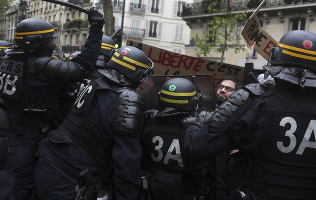 Πρώτη διαδήλωση, με άγριο ξύλο, κατά Μακρόν για τα εργασιακά  (φωτο+βίντεο)