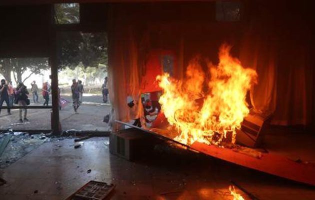 Βραζιλία: Διαδηλωτές έβαλαν φωτιά στο υπουργείο Αγροτικής Ανάπτυξης (βίντεο)