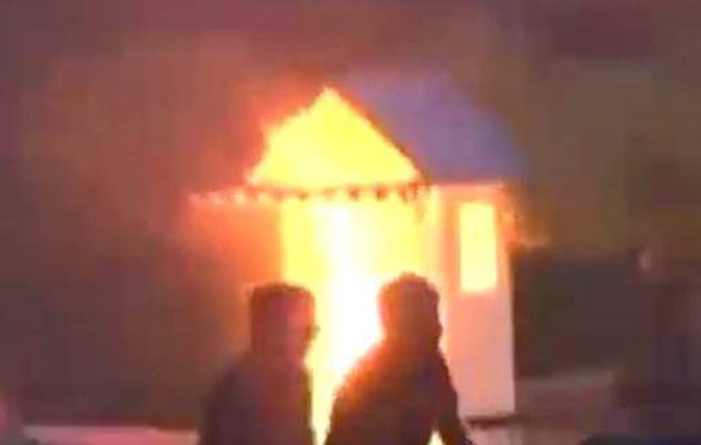 Επεισόδια έξω από τη Βουλή: Εβαλαν φωτιά στο φυλάκιο του Άγνωστου Στρατιώτη