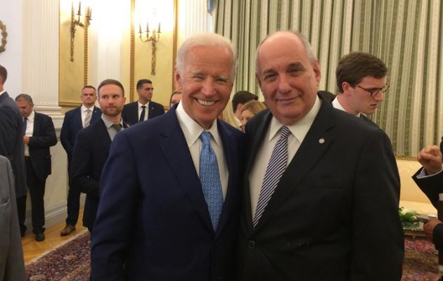 Γιατί ο Τζο Μπάιντεν άλλαξε τη γραβάτα του με αυτή του Τέρενς Κουίκ