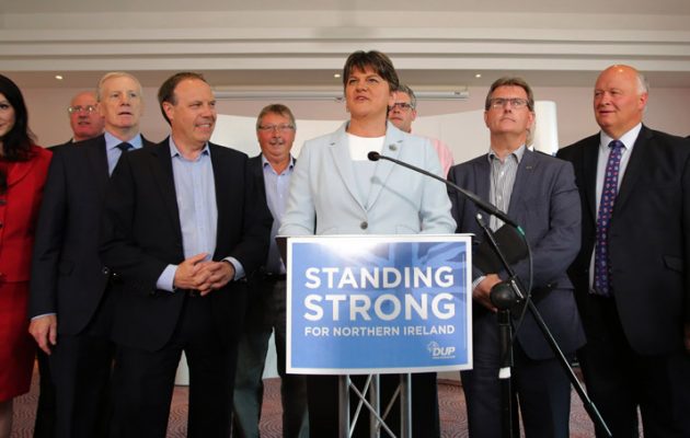 Οι όροι που θέτει στην Τερέζα Μέι το κόμμα της Βόρειας Ιρλανδίας για να την στηρίξει