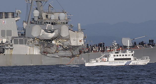 Αντιτορπιλικό των ΗΠΑ συγκρούστηκε με εμπορικό πλοίο – Αγνοούνται ναύτες