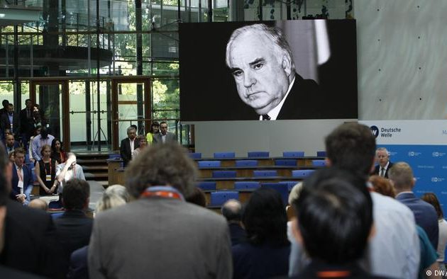 Κόντρα γύρω από την κηδεία του Χέλμουτ Κολ – Η χήρα του δεν θέλει επικήδειο από τη Μέρκελ