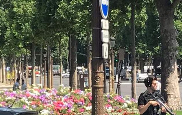 Παρίσι: Αυτοκίνητο έπεσε σε βαν της αστυνομίας στα Ηλύσια Πεδία – Συνελήφθη ο οδηγός