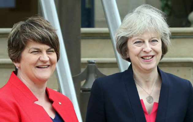 Οριστική συμφωνία Μέι – βορειοϊρλανδικού DUP για κυβέρνηση στη Βρετανία