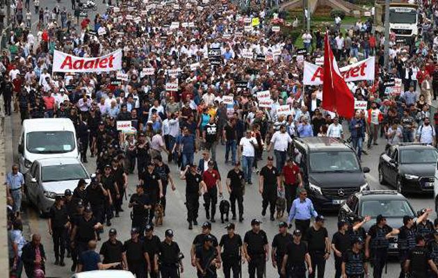 Στους δρόμους οι Τούρκοι  για τη φυλάκιση βουλευτή που αποκάλυψε παρτίδες Ερντογάν με τζιχαντιστές