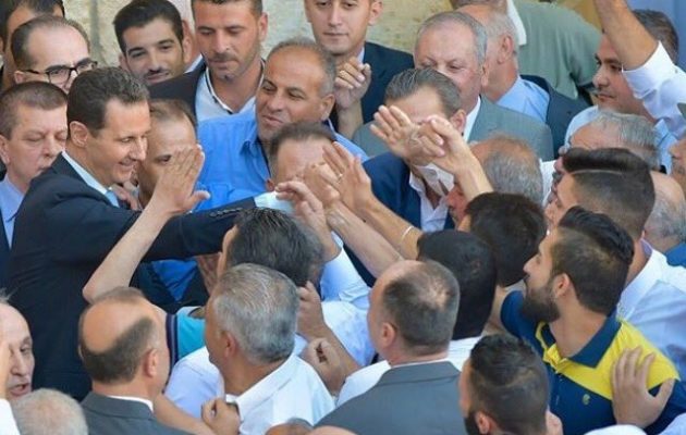 Σπάνια δημόσια εμφάνιση Άσαντ – Απομακρύνθηκε 185 χλμ από τη Δαμασκό για να προσευχηθεί στη Χάμα (φωτο)