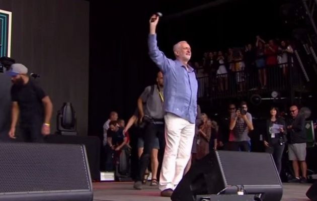 Υποδοχή… ροκ σταρ για τον Κόρμπιν στο φεστιβάλ του Γκλάστονμπερι (βίντεο)