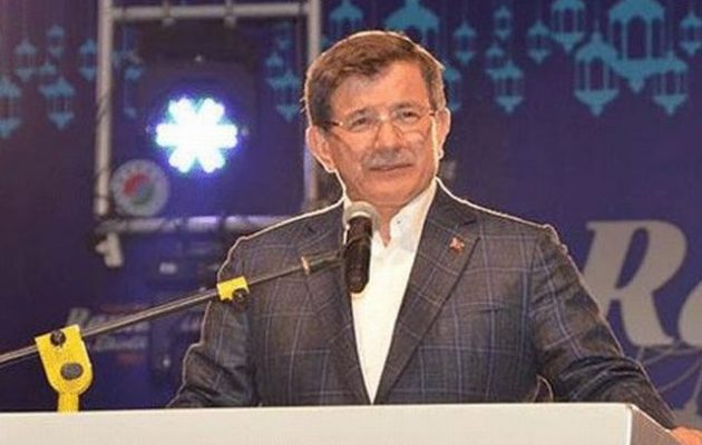 Για να μη συλληφθεί ο Νταβούτογλου έκανε δημόσια δήλωση πίστης στον Ερντογάν μιλώντας για το Κατάρ