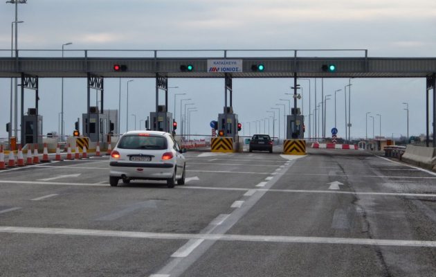 Σαρωτικές αλλαγές στα διόδια: Χρέωση με το χιλιόμετρο – Λουκέτο στα ταμεία στους σταθμούς