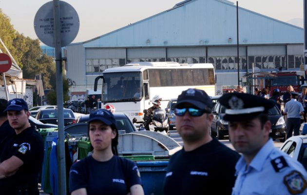 Η ΕΛ.ΑΣ. εκκενώνει το Ελληνικό από πρόσφυγες και μετανάστες