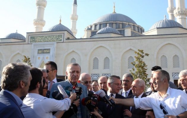 Λιποθύμησε ο Ερντογάν στο τζαμί που πήγε να προσευχηθεί – Του δόθηκαν πρώτες βοήθειες