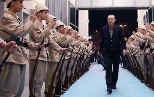 Ο Ερντογάν έντυσε στρατιώτες με στολές του Α΄ Παγκοσμίου και τους έβαλε να χαιρετάνε ισλαμιστικά (φωτο)