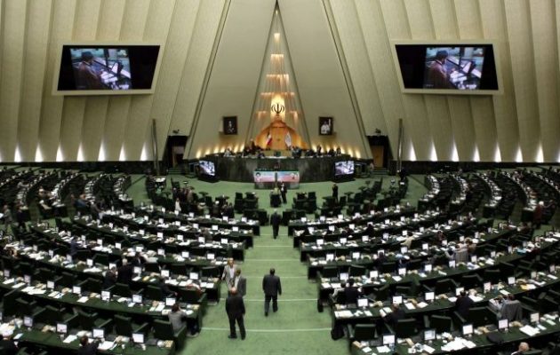 Ένοπλη επίθεση στο κοινοβούλιο του Ιράν – Νεκρός αστυνομικός και τραυματίες
