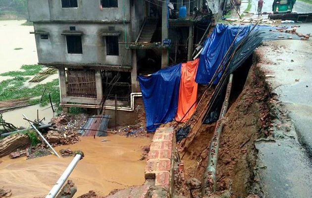 Eκατόμβη νεκρών από τις κατολισθήσεις στο Μπαγκλαντές