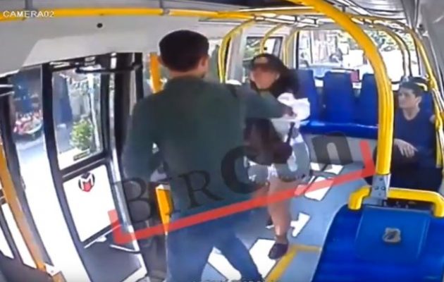 Τούρκος ισλαμιστής δέρνει φοιτήτρια μέσα σε λεωφορείο επειδή “κολάστηκε” από το σορτσάκι της (βίντεο)