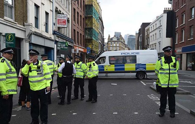 Πάνοπλοι αστυνομικοί και σιδερένιοι  φράκτες στο Λονδίνο μετά το διπλό τρομοκρατικό χτύπημα (φωτο)