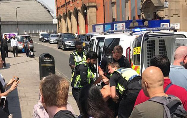 Λονδίνο: Άντρας προσπάθησε να επιτεθεί σε αστυνομικό με μαχαίρι – Φώναζε “Ο Αλλάχ είναι μεγάλος”