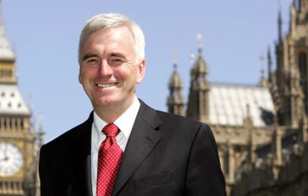 Boυλευτής Εργατικών:  Όλοι στους δρόμους για να διώξουμε την Μέι