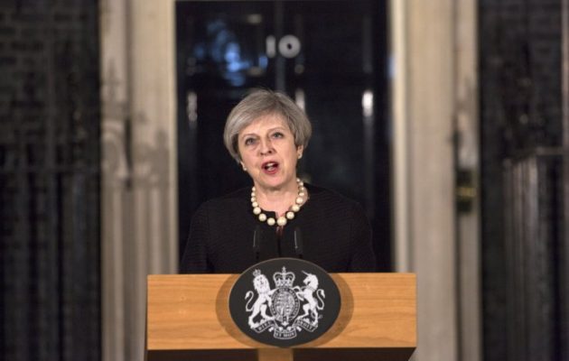 Μέι: Πλήγμα στον ελεύθερο κόσμο η επίθεση στο Λονδίνο – “Κρίσιμο” το επίπεδο της τρομοκρατικής απειλής