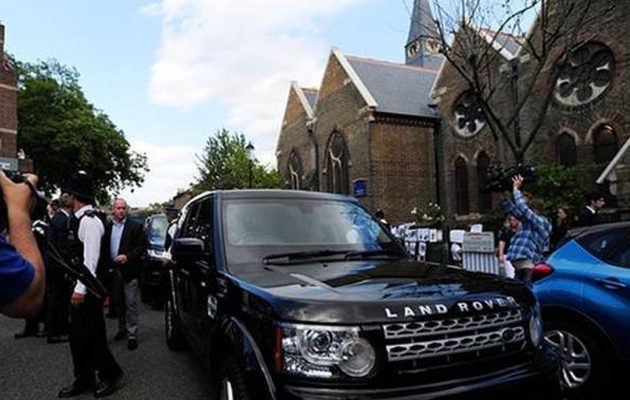 Αποδοκίμασαν την Μέι για τον Πύργο που έγινε πύρινος τάφος:  Ντροπή σου – Είσαι δειλή