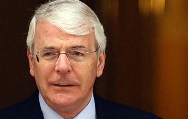 Πρώην Βρετανός πρωθυπουργός: Γιατί είναι επικίνδυνη για τη Β. Ιρλανδία μια συμφωνία με το DUP