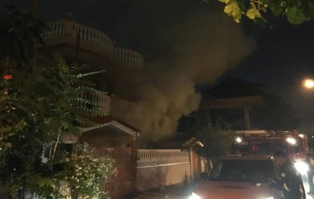 Μενίδι: Δύο σπίτια Ρομά στις φλόγες – Πυροβολισμοί από τα γκέτο