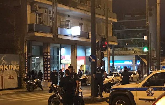 Παραδόθηκε ο ένοπλος Αλβανός που είχε ταμπουρωθεί σε διαμέρισμα στο Μεταξουργείο