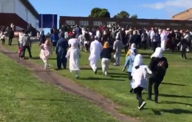 Αυτοκίνητο έπεσε πάνω σε πλήθος μουσουλμάνων στο Νιούκασλ της Αγγλίας (βίντεο)