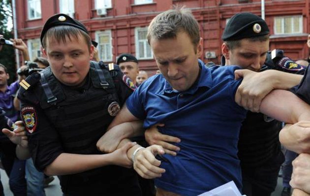 H φυλάκιση με αναστολή “κόβει” την υποψηφιότητα Ναβάλνι  για τη ρωσική προεδρία