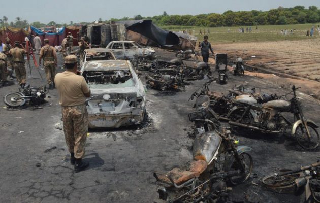 Πακιστάν: 123 άνθρωποι κάηκαν ζωντανοί από ανατροπή βυτιοφόρου (βίντεο)