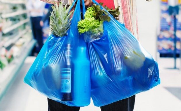 Γιατί και πόσο θα πληρώνουμε τις πλαστικές σακούλες από τη νέα χρονιά