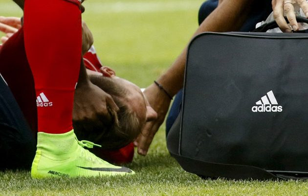 Σοκαριστικός τραυματισμός: Παίκτης του Ολυμπιακού δέχθηκε κλωτσιά κι έχασε τις αισθήσεις του