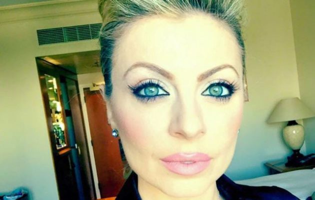 Αυτή είναι η Εύη Πούμπουρα: Η Ελληνίδα υπερπράκτορας του Λευκού Οίκου που έγινε δημοσιογράφος