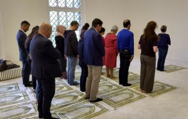 Έξαλλοι οι Τούρκοι με το “φιλελεύθερο” τζαμί στη Γερμανία που έχει ιμάμη γυναίκα και γκέι πιστούς